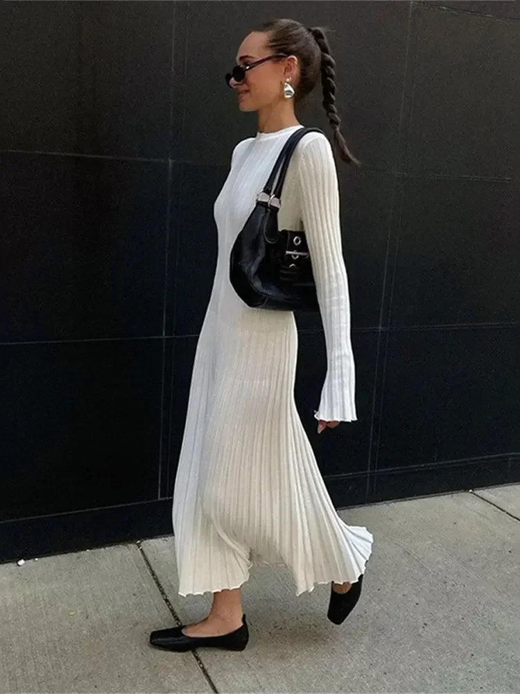 Helen – Elegant Monochrome Maxi Dress with Long Sleeves